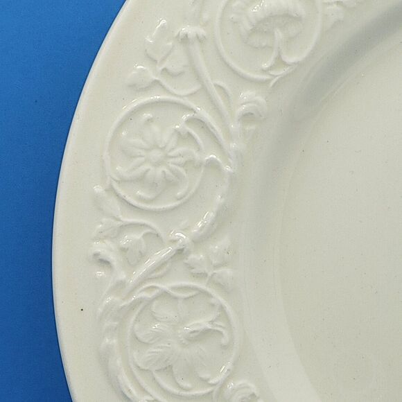 Wedgwood Patrician Embossed Cream 10.5" Dinner Plates Set of 2 - Picture 4 of 13